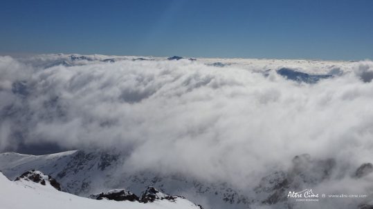 GR20 Nord - le Monte Ritondu pointe son nez au dessus des nuages