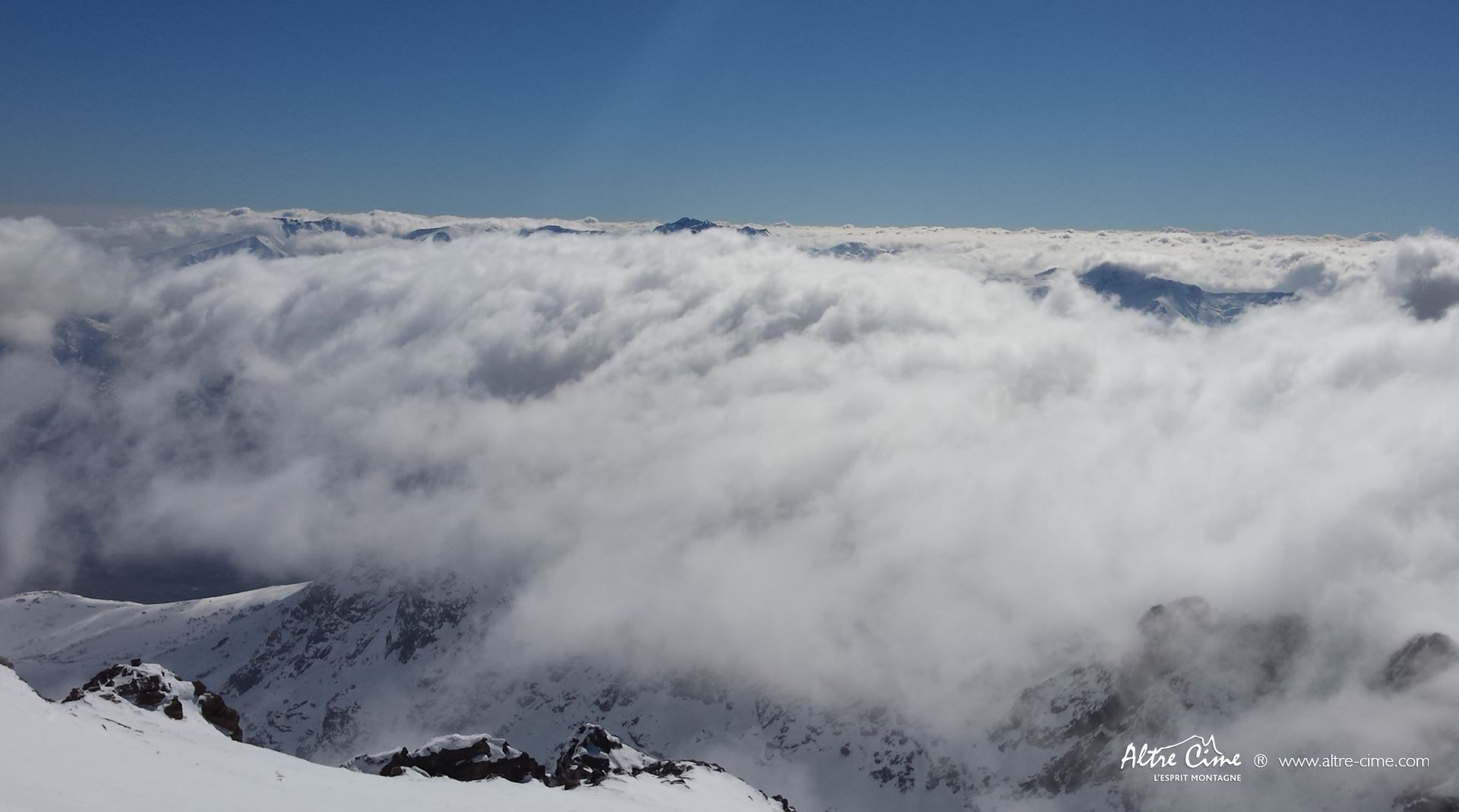 GR20 Nord - le Monte Ritondu pointe son nez au dessus des nuages